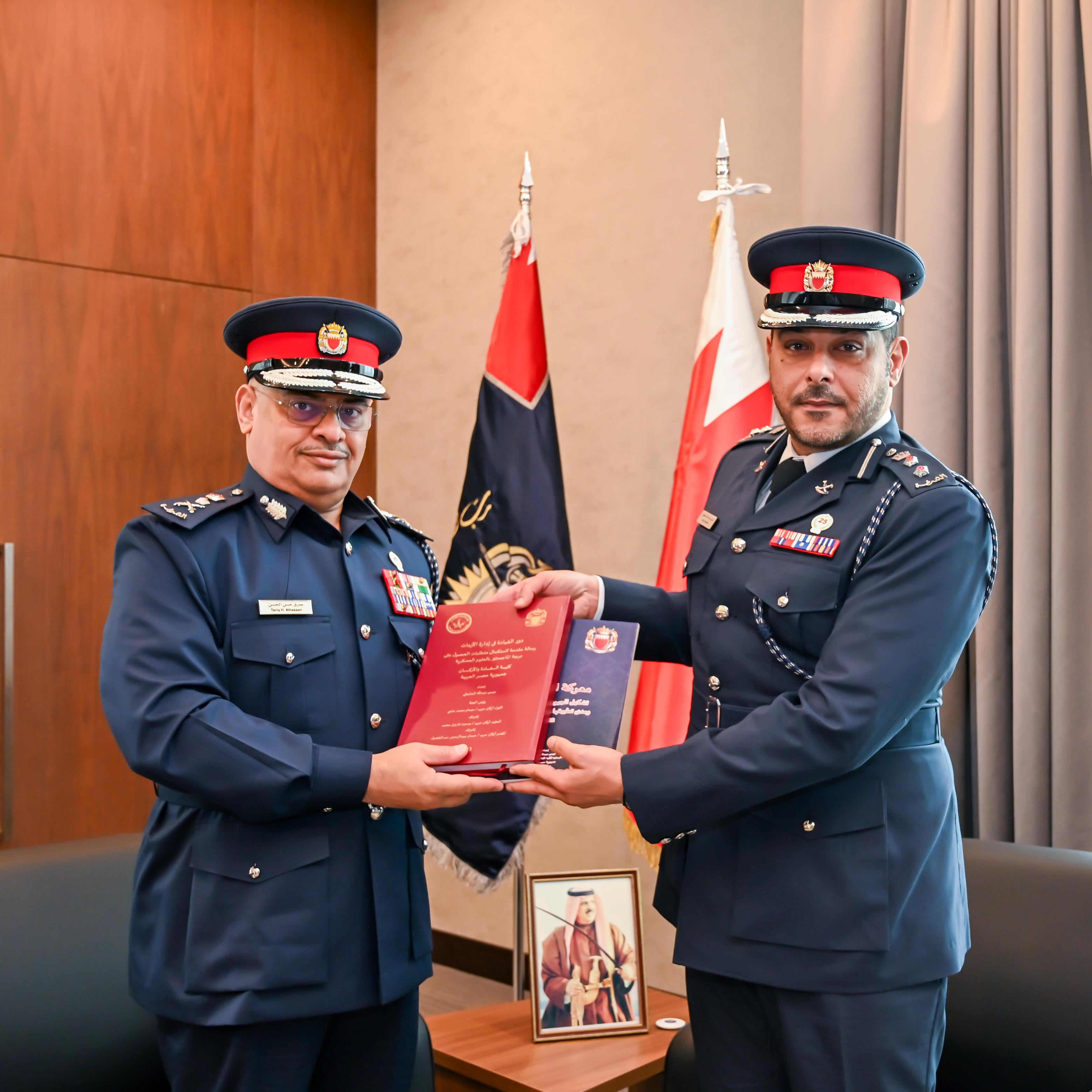 رئيس الأمن العام يستقبل رئيس مركز شرطة البديع بمديرية شرطة المحافظة الشمالية بمناسبة حصوله على درجة الماجستير<